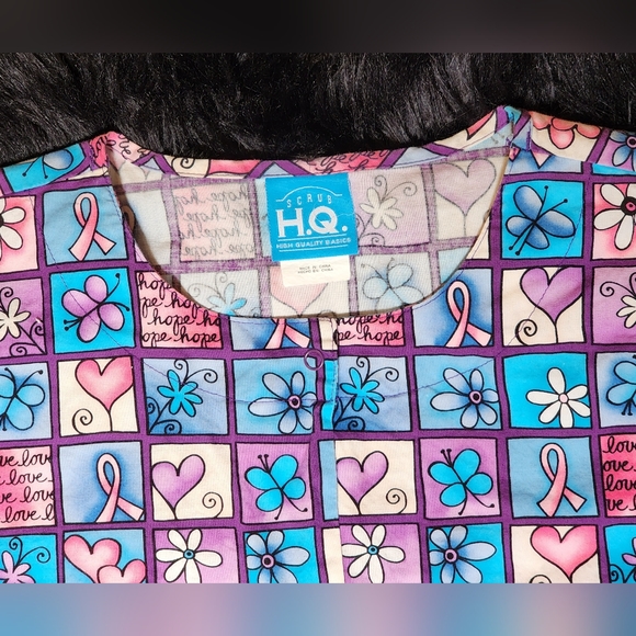 HQ Long Sleeve Scrub Top with Hearts, Flowers, Courage & Love Size Large - Picture 3 of 7